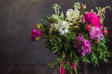 buket karanlık bir arka plan üzerinde rustik tarzda