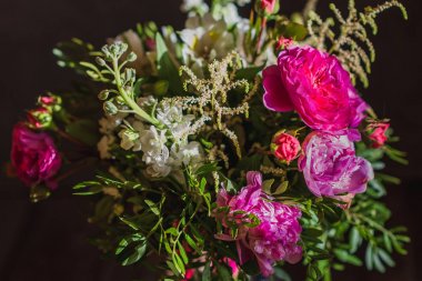 buket karanlık bir arka plan üzerinde rustik tarzda