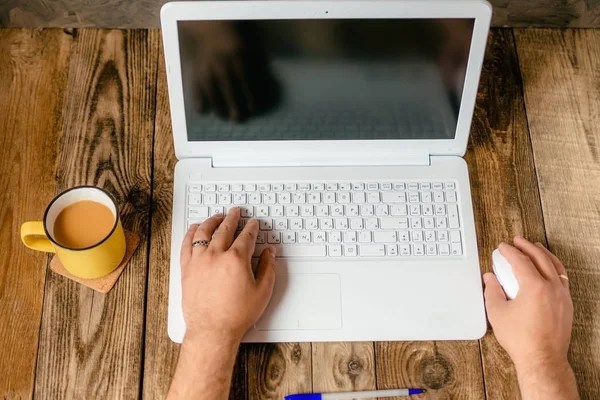 Erkekler ellerini dizüstü bilgisayar ile