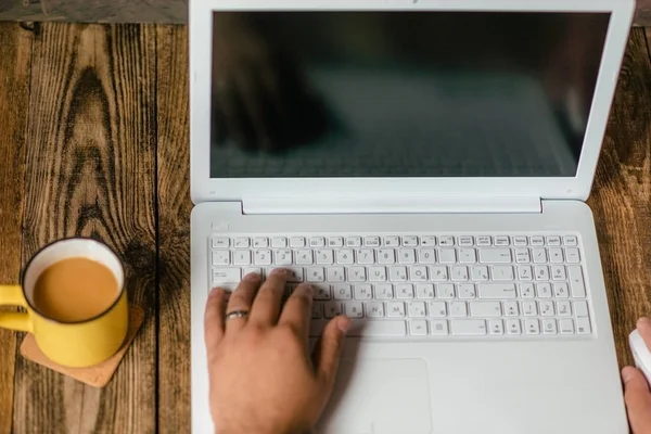 Erkekler ellerini dizüstü bilgisayar ile