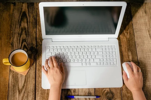 bir beyaz defter ve kahve ile eller