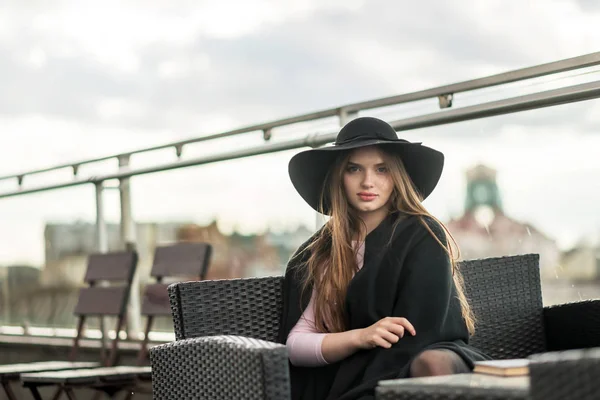 Chica Sombrero Ala Ancha Cabo Sentarse Balcón Del Restaurante — Foto de Stock