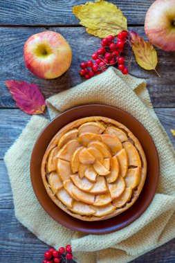 Elmalı turta ahşap doku ile kırmızı meyveler üzerinde