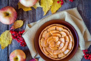 Elmalı turta ahşap doku ile kırmızı meyveler üzerinde