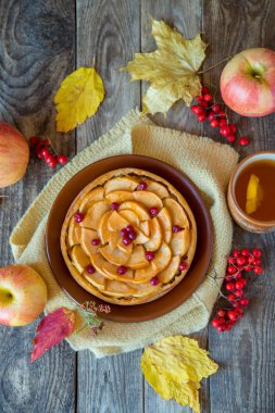 Elmalı turta ahşap doku ile kırmızı meyveler üzerinde