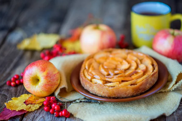 Elmalı turta ahşap doku ile kırmızı meyveler üzerinde