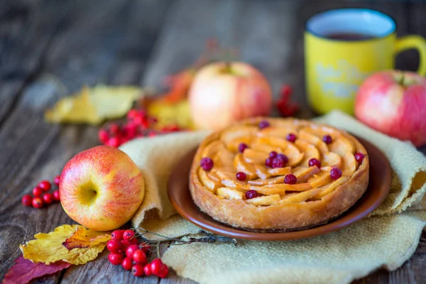 Elmalı turta ahşap doku ile kırmızı meyveler üzerinde
