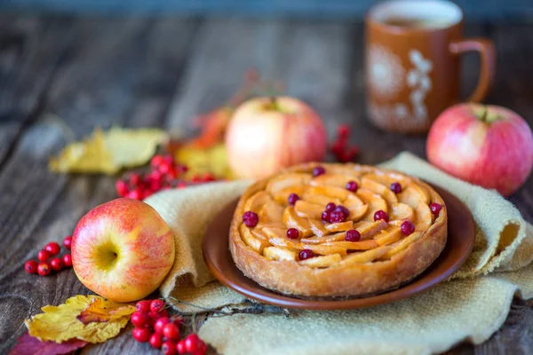 ahşap doku kırmızı çilek ve elma ile üzerinde rustik elmalı turta