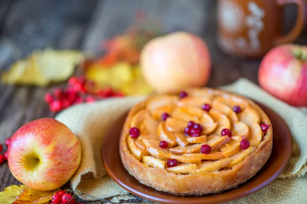Elmalı turta ahşap doku ile kırmızı meyveler üzerinde