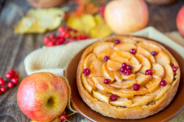Elmalı turta ahşap doku ile kırmızı meyveler üzerinde