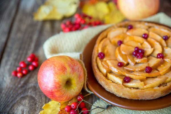 ahşap doku kırmızı çilek ve elma ile üzerinde rustik elmalı turta