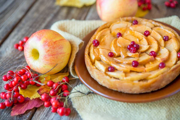 ahşap doku kırmızı çilek ve elma ile üzerinde rustik elmalı turta