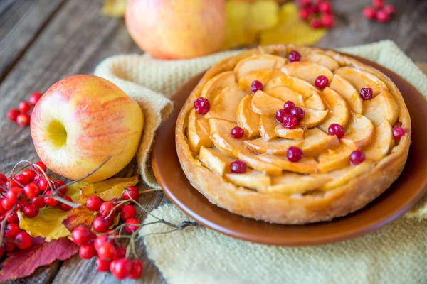 Elmalı turta ahşap doku ile kırmızı meyveler üzerinde