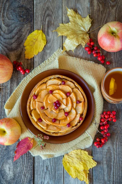 Elmalı turta ahşap doku ile kırmızı meyveler üzerinde