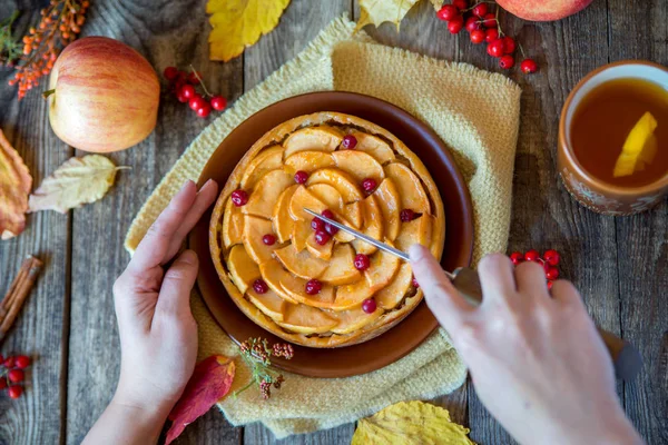 kadın eli ile ahşap doku rustik bir pasta