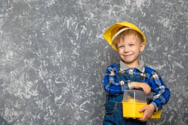 Sarı Sabit hat ve sarı araç kutusu içindeki çocuk