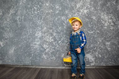 Sarı Sabit hat ve sarı araç kutusu içindeki çocuk