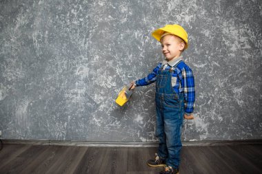 Sarı Sabit hat ve sarı araç kutusu içindeki çocuk