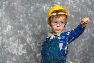 İnşaat hattı ile sert şapkalı çocuk 