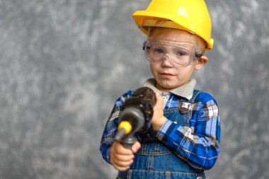 Çocuk elinde tornavida, matkap ile zor şapka