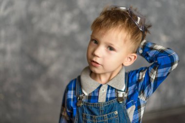 Çocuk başını çizikler