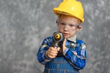 Çocuk elinde tornavida, matkap ile zor şapka