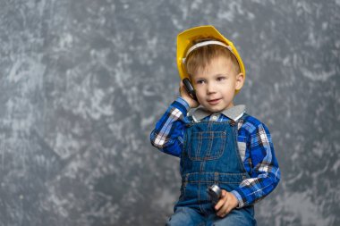 Çocuk-Builder telefon elinde tutar.