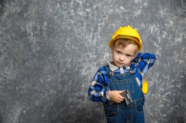 İnşaat çizgi ve araç kutusu ile sert şapkalı çocuk