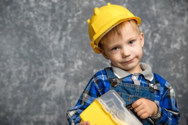Sarı Sabit hat ve sarı araç kutusu içindeki çocuk