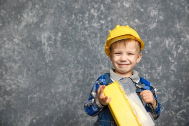Sarı Sabit hat ve sarı araç kutusu içindeki çocuk