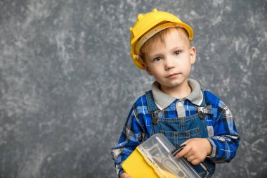 Sarı Sabit hat ve sarı araç kutusu içindeki çocuk