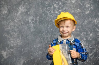 Sarı Sabit hat ve sarı araç kutusu içindeki çocuk