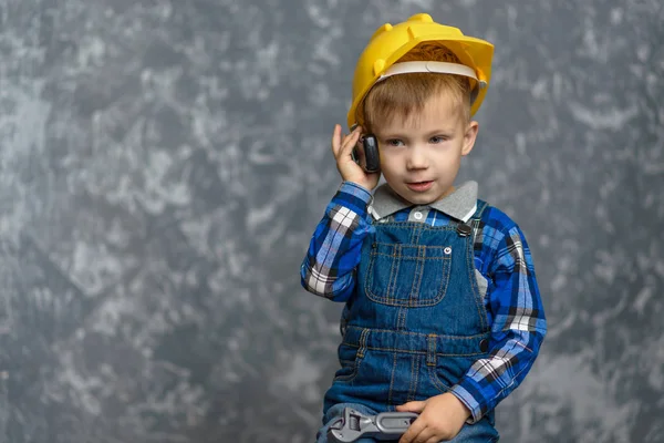 Çocuk-Builder telefon elinde tutar.