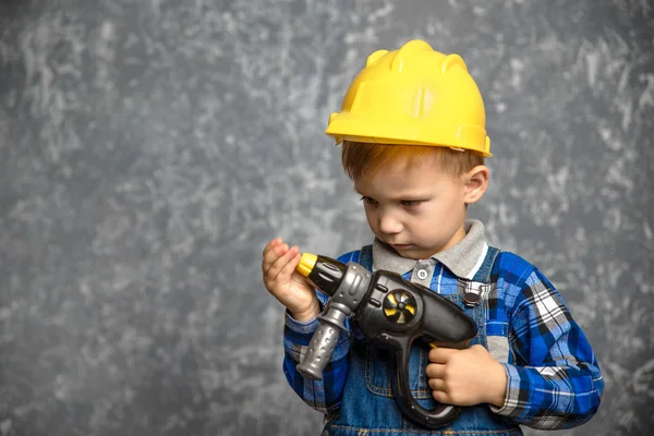 Çocuk elinde tornavida, matkap ile zor şapka
