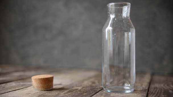 En una jarra de vidrio vierta la leche — Vídeo de stock