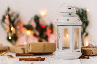 çam çırpı ile beyaz arka plan ve ışıklar garland ile işçiliği hediyeler beyaz fener