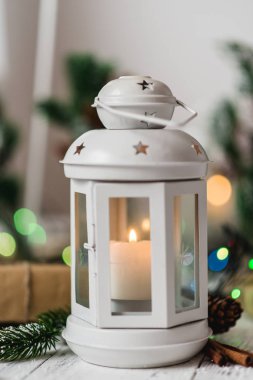 çam çırpı ile beyaz arka plan ve ışıklar garland ile işçiliği hediyeler beyaz fener