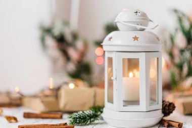 çam çırpı ile beyaz arka plan ve ışıklar garland ile işçiliği hediyeler beyaz fener