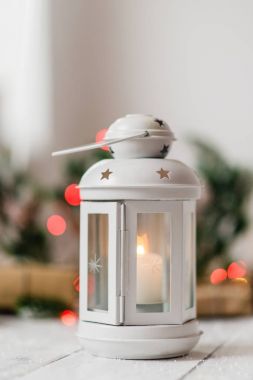 çam çırpı ile beyaz arka plan ve ışıklar garland ile işçiliği hediyeler beyaz fener