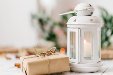 Işıklar çelenk ile beyaz arka plan üzerinde beyaz fener