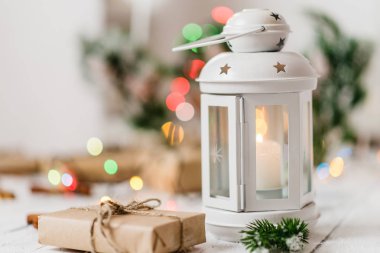 çam çırpı ile beyaz arka plan ve ışıklar garland ile işçiliği hediyeler beyaz fener