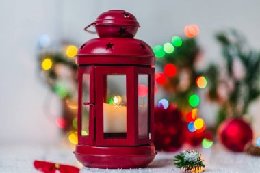 mum çam dalları ve bulanık ışıklar çelenk beyaz zemin üzerine kırmızı Noel fener