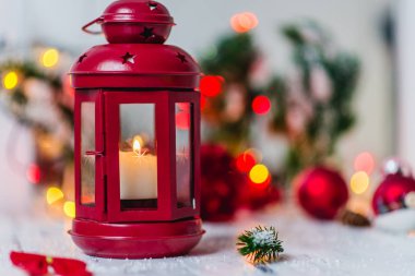 mum çam dalları ve bulanık ışıklar çelenk beyaz zemin üzerine kırmızı Noel fener