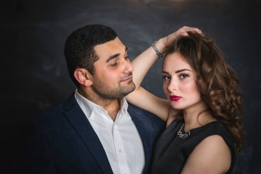 bir çift esmer erkek ve kadın portresi