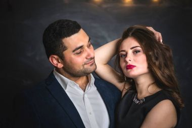 bir çift esmer erkek ve kadın portresi