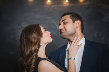 bir çift esmer erkek ve kadın portresi