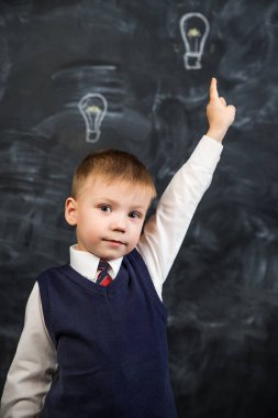 Çocuk kurulu ampul üzerinde çizilmiş bir fikri vardır