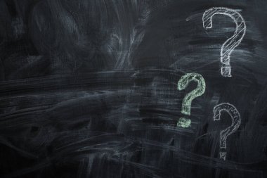 blackboard soru işaretleri üzerinde çizilmiş