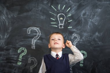 Çocuk kurulu ampul üzerinde çizilmiş bir fikri vardır