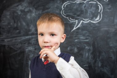 Çocuk blackboard bulut düşünceler üzerinde çizilmiş düşünüyor